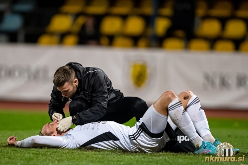 Marin Karamarko je prejel udarec v obraz. Marin Karamarko je prejel udarec v obraz.