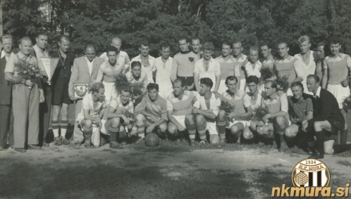 Nogometaši Sobote in Hethe (20. 8. 1950). Sobota je v belih dresih. Stojijo:__, __, __, Vladimir Kukanja (sodnik), __, __, Feri Zelko, __,Ladislav Kulčar, Jurij Vrtarič, __, Stanko Klepec, Karel Fujs, __, __, Bela Norčič, __, __, Miodrag Pavličević Mišo, __, __. Čepijo: Štefan Norčič Aki, __, Alojz Režonja (vratar), __, Mirko Babič, __, Ciril Klajnšček, __, __, __.