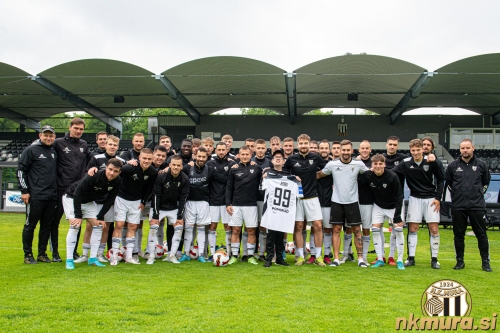 Od leve: Kvas (pomočnik trenerja), Luk (trener vratarjev), Dejan Novak (kondicijski trener), Buček, Klepač, Balažic, Bobičanec, Daku, Mulahusejnović, Horvat, Ouro, Šumenjak, Lotrič, Kasalo, Kozar, Erjavec, Šturm, Zalokar, Beganović, Karamarko, Robi Mataj, Škoflek, Lorbek, Pucko, Kous, Gyergyek, Obradović, Maruško, T. Cipot, Gorenc, K. Cipot, Anđelković (pomočnik trenerja), Čontala (trener). Od leve: Kvas (pomočnik trenerja), Luk (trener vratarjev), Dejan Novak (kondicijski trener), Buček, Klepač, Balažic, Bobičanec, Daku, Mulahusejnović, Horvat, Ouro, Šumenjak, Lotrič, Kasalo, Kozar, Erjavec, Šturm, Zalokar, Beganović, Karamarko, Robi Mataj, Škoflek, Lorbek, Pucko, Kous, Gyergyek, Obradović, Maruško, T. Cipot, Gorenc, K. Cipot, Anđelković (pomočnik trenerja), Čontala (trener).
