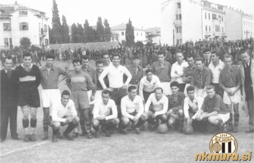 Nogometaši Sobote in Hajduka. Sobota je v temnih dresih. Stojijo od leve: Jože Šimon, Alojz Režonja, Ladislav Kulčar, Janez Horvat, Feri Zelko, Miodrag Pavličević, Jurij Vrtarič, Aki Norčič, Bela Norčič. Čepijo: Ciril Klajnšček in Aleksander Bušen.