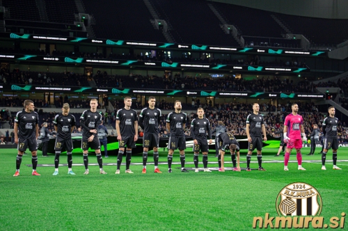 Nogometaši Mure na stadionu Tottenhama. Nogometaši Mure na stadionu Tottenhama.