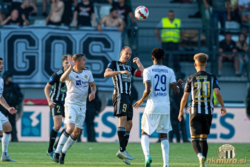 Matic Maruško v skoku za žogo. Matic Maruško v skoku za žogo.