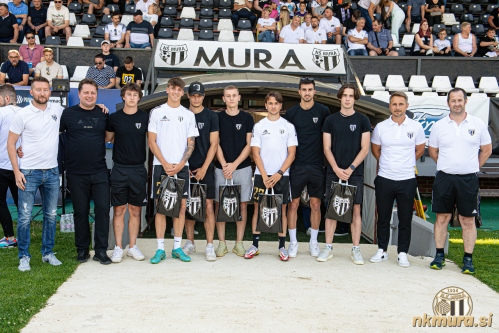 Stojijo od leve: Dominik Kovačič (vodja šole), Robert Kuzmič (predsednik), Alen Novak, Tio Cipot, Aljaž Košti, Jan Bek, Tilen Ščernjavič, Filip Janežič, David Novak, Almir Sulejmanovič (trener) in Aleš Novak (tehnični vodja). Stojijo od leve: Dominik Kovačič (vodja šole), Robert Kuzmič (predsednik), Alen Novak, Tio Cipot, Aljaž Košti, Jan Bek, Tilen Ščernjavič, Filip Janežič, David Novak, Almir Sulejmanovič (trener) in Aleš Novak (tehnični vodja).