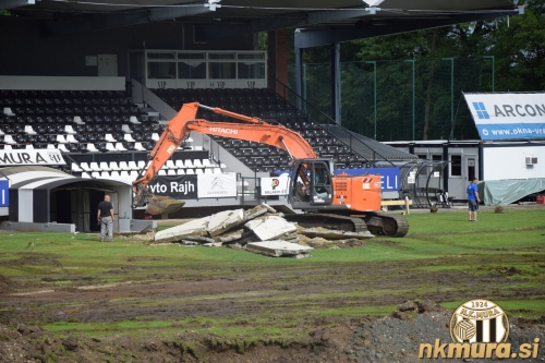 Bager odstranjuje izhod iz igrišča. Bager odstranjuje izhod iz igrišča.
