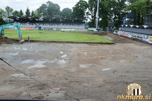 Vrvica označuje mejo novega igrišča na vzhodni in južni strani stadiona. Vrvica označuje mejo novega igrišča na vzhodni in južni strani stadiona.