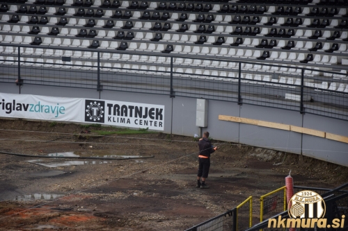 Kornerska zastavica ob jugu bo segala skoraj do tribun. Kornerska zastavica ob jugu bo segala skoraj do tribun.