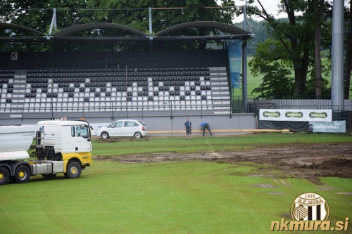Meja igrišča pri severni tribuni. Meja igrišča pri severni tribuni.