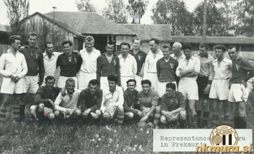 Reprezentanca Prekmurja je v belih dresih. Stojijo od leve: Zoltan Hegeduš, Ludvik Kulčar, Aleksander Bušen, Štefan Aki Norčič, Stanko Klepec, Feri Zelko, Jože Šimon, Jože Gerenčer. Čepijo: Ludvik Norčič, Ciril Klajnšček in predzadnji, vratar Alojz Režonja. Reprezentanca Prekmurja je v belih dresih. Stojijo od leve: Zoltan Hegeduš, Ludvik Kulčar, Aleksander Bušen, Štefan Aki Norčič, Stanko Klepec, Feri Zelko, Jože Šimon, Jože Gerenčer. Čepijo: Ludvik Norčič, Ciril Klajnšček in predzadnji, vratar Alojz Režonja.