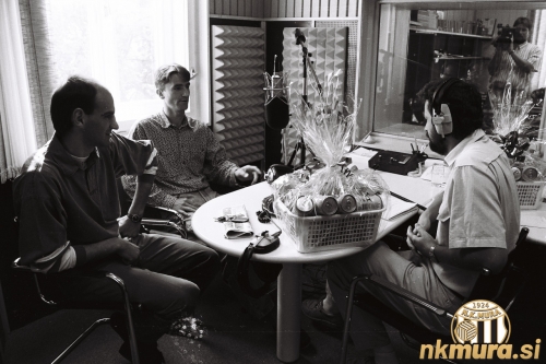 Pred tekmo v studiu Murskega vala. Od leve Marijan Bakula (Mura), Štefan Škaper (Beltinci) in voditelj Bojan Peček.