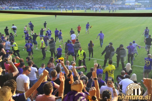 Vdor navijalev Maribora po koncu tekme. Vdor navijalev Maribora po koncu tekme.