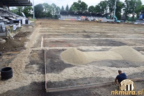 Označeno igrišče na južni strani stadiona. Rdeča črta označuje avt linijo. Označeno igrišče na južni strani stadiona. Rdeča črta označuje avt linijo.