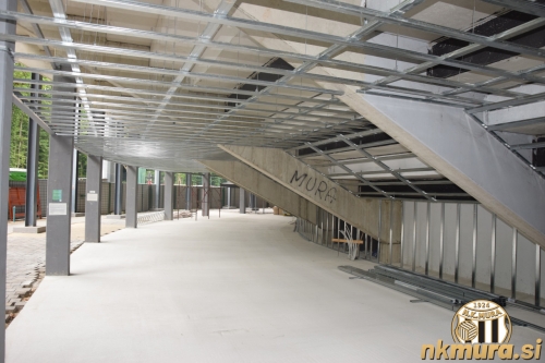 Stropna konstrukcija je skoraj končana. Pogled pod južno tribuno v smeri šanka. Stropna konstrukcija je skoraj končana. Pogled pod južno tribuno v smeri šanka.