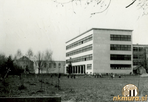 Tombola Mure je potekala na prostoru pred gimnazijo Murska Sobota. Leta 2022 je na tem mestu atletski stadion pred Osnovno šolo I. Tombola Mure je potekala na prostoru pred gimnazijo Murska Sobota. Leta 2022 je na tem mestu atletski stadion pred Osnovno šolo I.