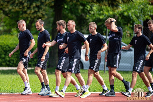 Bobičanec, Kous, Lorbek, Maruško, Beganović, Karamarko, Pucko, K. Cipot na treningu pri Osnovi šoli 1. Bobičanec, Kous, Lorbek, Maruško, Beganović, Karamarko, Pucko, K. Cipot na treningu pri Osnovi šoli 1.