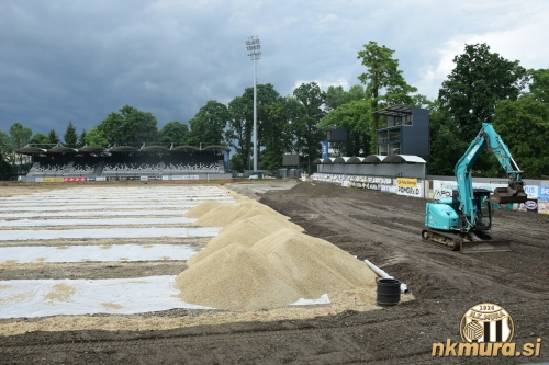 Na igrišču polagajo gradbeni filc na katerega bodo nasuli frakcijo. Na vzhodni strani so nasipali zemljo. Na igrišču polagajo gradbeni filc na katerega bodo nasuli frakcijo. Na vzhodni strani so nasipali zemljo.