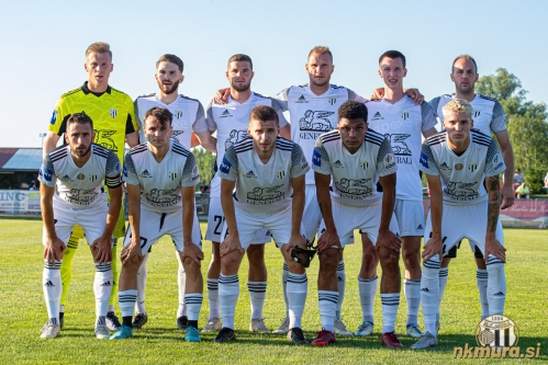 Mura v 2. polčasu. Stojijo od leve:  Mihelak, Shabanhaxhaj, Škoflek, Balažic, Đapo, Maruško. Čepijo: Kozar, Ščernjavič, Beganović, Kobie Morris, T. Cipot.