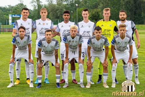 Mura v prvem polčasu proti Napredku. Stojijo od leve: Daku, Karamarko, Morris, Đapo, Mihelak, Lorbek. Čepijo: Bagola, Šroler, T. Cipot, Kuzmić in Kasalo. Mura v prvem polčasu proti Napredku. Stojijo od leve: Daku, Karamarko, Morris, Đapo, Mihelak, Lorbek. Čepijo: Bagola, Šroler, T. Cipot, Kuzmić in Kasalo.