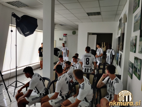 Fotografiranje je potekalo v klubskih prostorih. Fotografiranje je potekalo v klubskih prostorih.