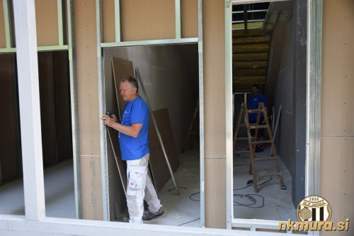 Neutrudna montažerja, ki skrbita za nov izgled pod južno tribuno. Neutrudna montažerja, ki skrbita za nov izgled pod južno tribuno.