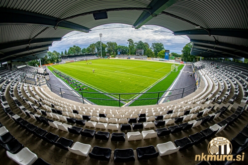 Igrišče je končno bližje tribunam. Igrišče je končno bližje tribunam.