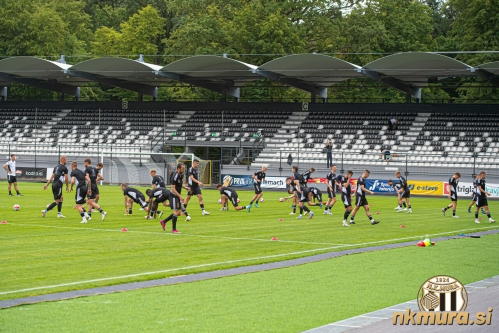 Prvi trening Murašev na prenovljeni zelenici. Prvi trening Murašev na prenovljeni zelenici.
