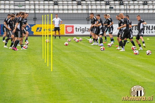 Prvi trening Murašev na prenovljeni zelenici. Prvi trening Murašev na prenovljeni zelenici.