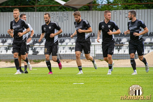 Trening Murašev. Od leve: Gregor Balažic, Dejan Novak (kondicijski trener), Žiga Kous, Nik Lorbek, Luka Bobičanec in Alen Kozar. Trening Murašev. Od leve: Gregor Balažic, Dejan Novak (kondicijski trener), Žiga Kous, Nik Lorbek, Luka Bobičanec in Alen Kozar.