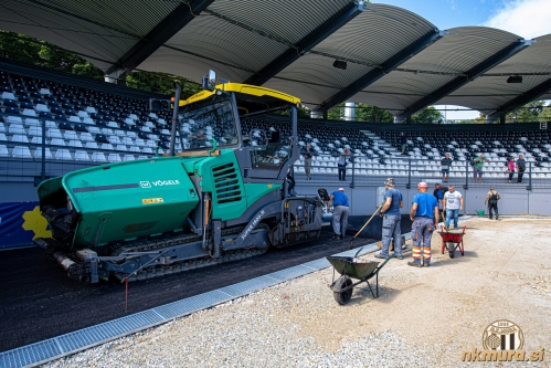 Polaganje asfalta ob južni tribuni.