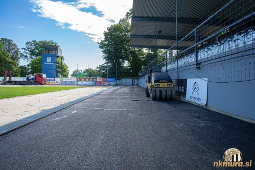 Polaganje asfalta ob južni tribuni.