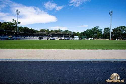 Pogled proti glavni tribuni.