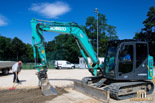 Bager med severno in glavno tribuno.