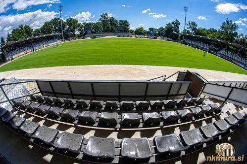 Pogled z glavne tribune.