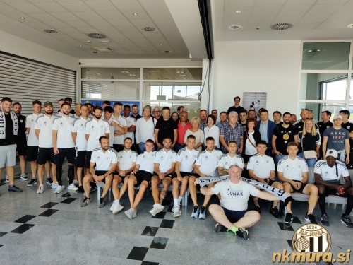 Ekspedicija Mure, ki se je s čarterskim letom odpravila v Moldavijo. Fotografija je nastala na mariborskem letališču. Ekspedicija Mure, ki se je s čarterskim letom odpravila v Moldavijo. Fotografija je nastala na mariborskem letališču.