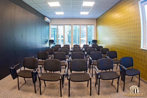 Prenovljena sejna soba je postala sodoben press center. Prenovljena sejna soba je postala sodoben press center.