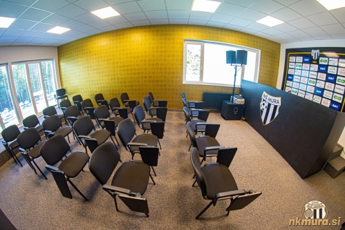 Prenovljena sejna soba je postala sodoben press center. Prenovljena sejna soba je postala sodoben press center.