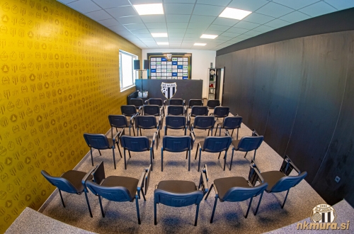 Prenovljena sejna soba je postala sodoben press center. Prenovljena sejna soba je postala sodoben press center.