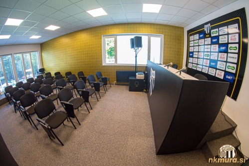 Prenovljena sejna soba je postala sodoben press center. Prenovljena sejna soba je postala sodoben press center.