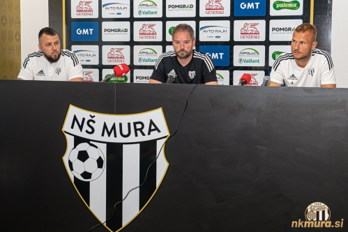 Novinarska konferenca je potekala v novem press centru. Od leve: Smiljan Kuhar (tiskovni predstavnik), Damir Čontala (trener) in Gregor Balažic. Novinarska konferenca je potekala v novem press centru. Od leve: Smiljan Kuhar (tiskovni predstavnik), Damir Čontala (trener) in Gregor Balažic.