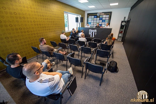 Tiskovna konferenca je prvič potekala v prenovljenih prostorih. Tiskovna konferenca je prvič potekala v prenovljenih prostorih.