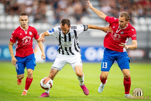 Žiga Kous v primežu dveh igralcev. Na njegovi desni Yevgen Smirnov na levi pa Teodor Lungu. Žiga Kous v primežu dveh igralcev. Na njegovi desni Yevgen Smirnov na levi pa Teodor Lungu.