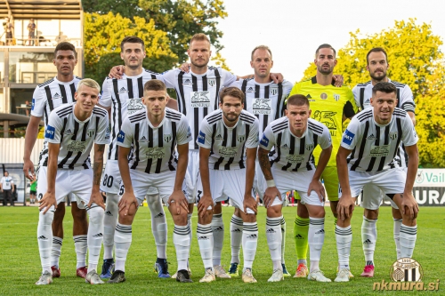 Začetna enajsterica Mure. Stojijo od leve: Darick Kobie Morris, Nikola Petković, Gregor Balažic, Matic Maruško, Matko Obradović in Žiga Kous. Čepijo: Tio Cipot, Amar Beganović, Klemen Pucko, Luka Bobičanec in Mirlind Daku. Začetna enajsterica Mure. Stojijo od leve: Darick Kobie Morris, Nikola Petković, Gregor Balažic, Matic Maruško, Matko Obradović in Žiga Kous. Čepijo: Tio Cipot, Amar Beganović, Klemen Pucko, Luka Bobičanec in Mirlind Daku.