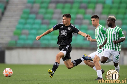 Debi Srđana Kuzmića v prvi ligi. Ob njem sta Svit Sešlar in Aldair Adulai Djalo Balde. Debi Srđana Kuzmića v prvi ligi. Ob njem sta Svit Sešlar in Aldair Adulai Djalo Balde.