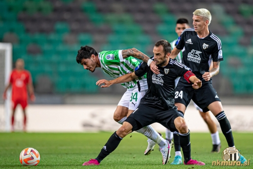 Kapetan Žiga Kous in Tio Cipot. Ob njima igralec Olimpije Agustin Doffo. Kapetan Žiga Kous in Tio Cipot. Ob njima igralec Olimpije Agustin Doffo.