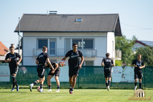 Trening Mure v Bakovcih. Z žogo Darick Kobie Morris. Trening Mure v Bakovcih. Z žogo Darick Kobie Morris.