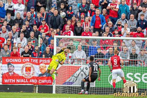 Eno izmed številnih posredovanj Obradovića. Akcijo spremljata Kobie Morris in Eoin Doyle. Eno izmed številnih posredovanj Obradovića. Akcijo spremljata Kobie Morris in Eoin Doyle.