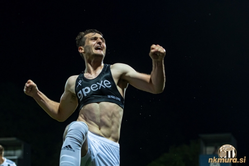Nikola Petković se veseli zmagovitega zadetka. Nikola Petković se veseli zmagovitega zadetka.