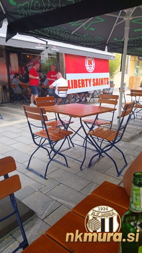 Gostujoči navijači v baru Bunker Murska Sobota s svojimi transparenti.