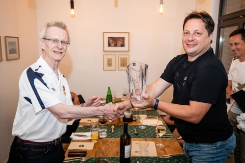 Predsednik Robert Kuzmič predaja darilo predsedniku St. Patrick's Athletica Tomu O’Mahonyu.