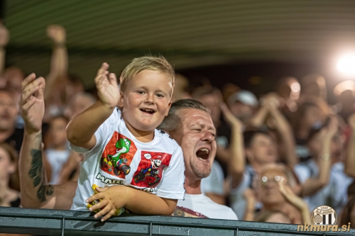 Na tribunah se je zbralo 3500 gledalcev. Na tribunah se je zbralo 3500 gledalcev.