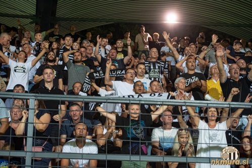Na tribunah se je zbralo 3500 gledalcev. Na tribunah se je zbralo 3500 gledalcev.